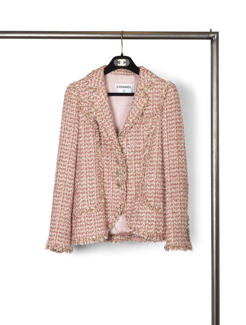 Chanel, collection Prêt-à-Porter, Croisière 2006. Veste en tweed rose, lurex arge...: Chanel, collection Prêt-à-Porter, Croisière 2006. Veste en tweed rose, lurex argent et sequins. Chanel, Ready-to-Wear collection, Cruise 2006. Jacket in pink tweed, silver lurex and seq