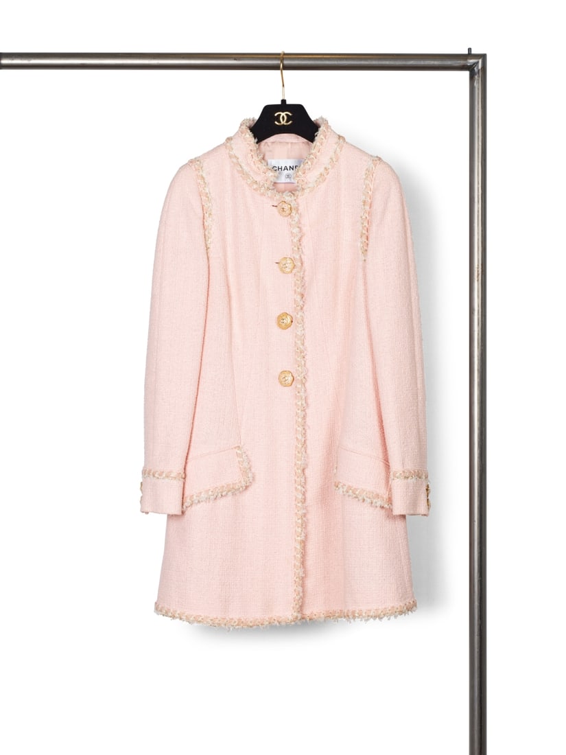 Chanel, collection Prêt-à-Porter, Croisière 2013 Versailles. Manteau tweed rose g...: Chanel, collection Prêt-à-Porter, Croisière 2013 Versailles. Manteau tweed rose gansé d'une natte de resille blanche et lurex or. Chanel, Ready-to-Wear Collection, Cruise 2013 Vers