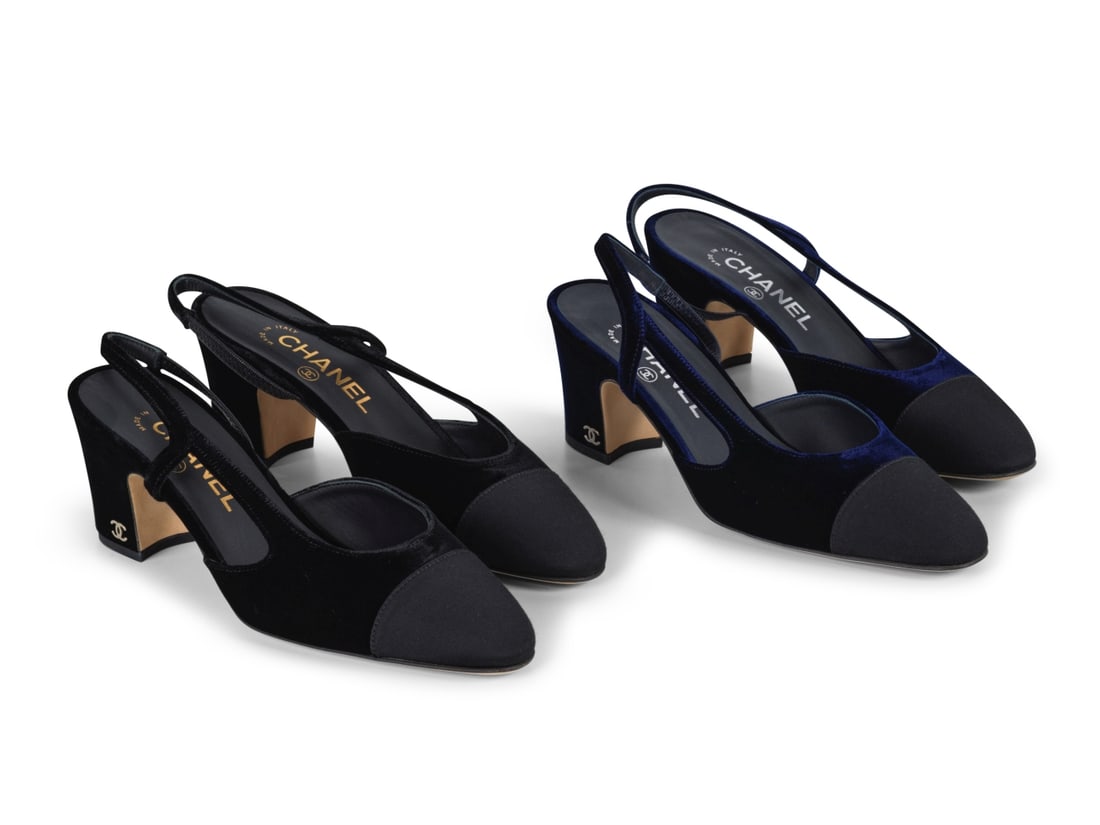 Chanel. Deux paires de slingback en velours noir et marine. Chanel. Two pairs of slingback shoes... (1 of 1)