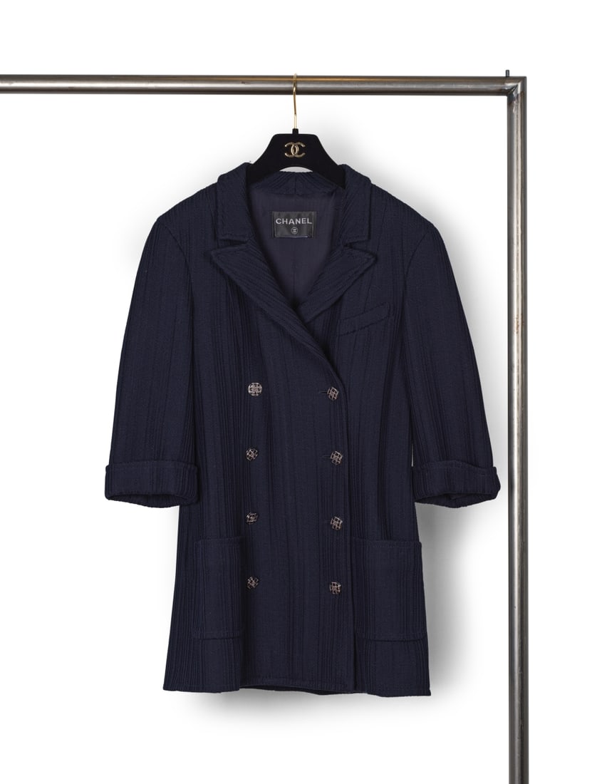 Chanel, collection Prêt-à-Porter, Printemps-Eté 2013. Veste longue en coton trico...: Chanel, collection Prêt-à-Porter, Printemps-Eté 2013. Veste longue en coton tricoté marine à double boutonnage. Chanel, Ready-to-Wear collection, Spring-Summer 2013. Long doub