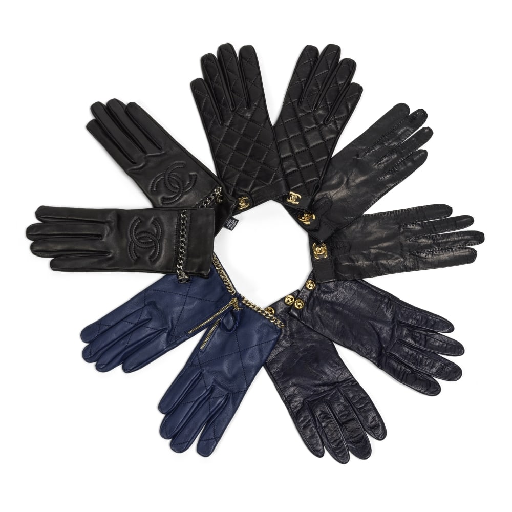 Chanel. 5 paires de gants en cuir noir et marine. Chanel. 5 pairs of black and navy leather gloves.: Chanel. 5 paires de gants en cuir noir et marine. Chanel. 5 pairs of black and navy leather gloves. Condition grade: A -. Tailles indiquées/Indicated size: 7. Footnotes: Très bon état g