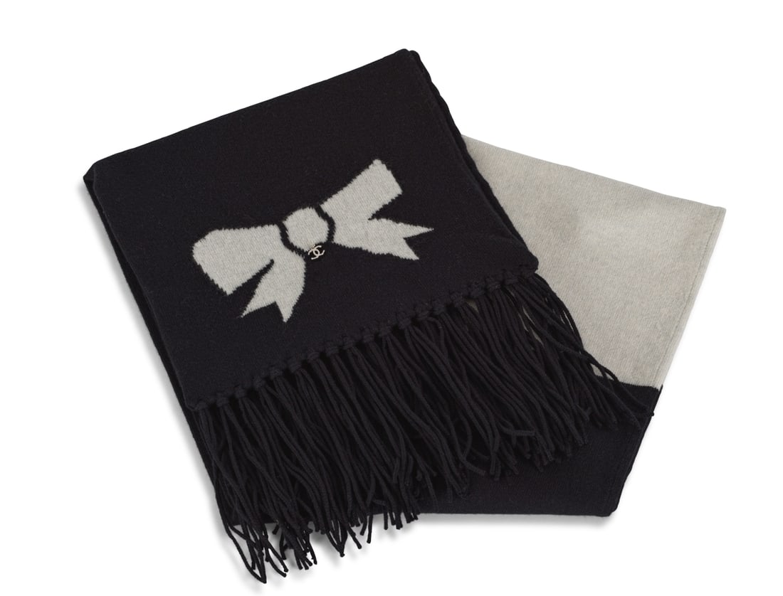 Chanel, collection Prêt à Porter Automne/Hiver 2009. Longue écharpe en cachemire ...: Chanel, collection Prêt à Porter Automne/Hiver 2009. Longue écharpe en cachemire bicolore noir, gris. Chanel, Ready-to-Wear Autumn/Winter 2009 collection. Long two-tone black and grey c
