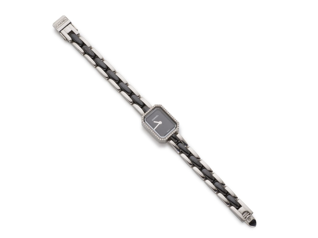 Chanel. Montre Première Mini en métal chromé, céramique noire, et diamants. ...: Chanel. Montre Première Mini en métal chromé, céramique noire, et diamants. Chanel. Première Mini watch in chrome metal, black ceramic, and diamonds. Condition grade: A -. Lon