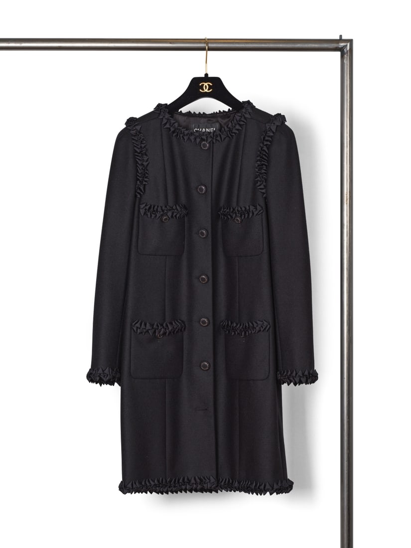 Chanel, collection Prêt-à-Porter, Automne-Hiver 2008. Manteau du soir en laine, cachem...: Chanel, collection Prêt-à-Porter, Automne-Hiver 2008. Manteau du soir en laine, cachemire et satin noir. Chanel, Ready-to-Wear collection, Autumn-Winter 2008. Evening coat in wool, cashmere