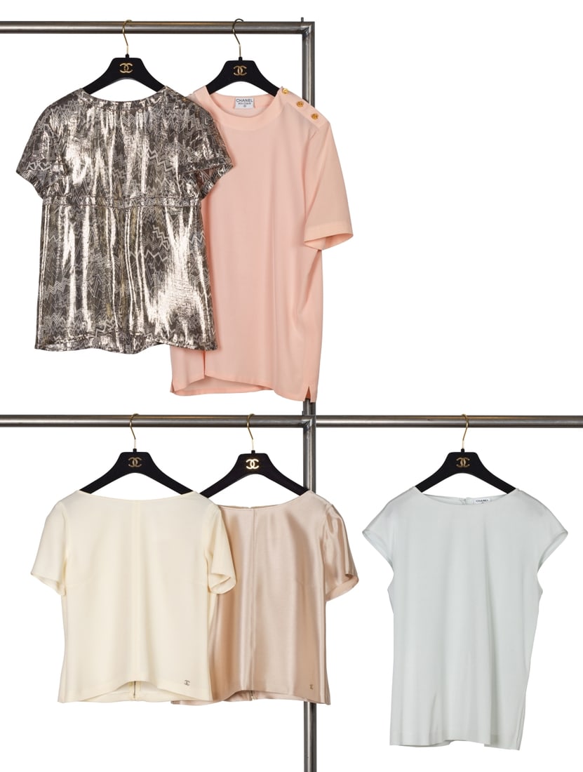 Chanel, collection Prêt-à-Porter, Automne/Hiver 2000, Printemps/Eté 2008 et Pre-F...: Chanel, collection Prêt-à-Porter, Automne/Hiver 2000, Printemps/Eté 2008 et Pre-Fall 2016. Cinq hauts sans manches. Chanel, Ready-to-Wear collection, Autumn/Winter 2000, Spring/Summer 2