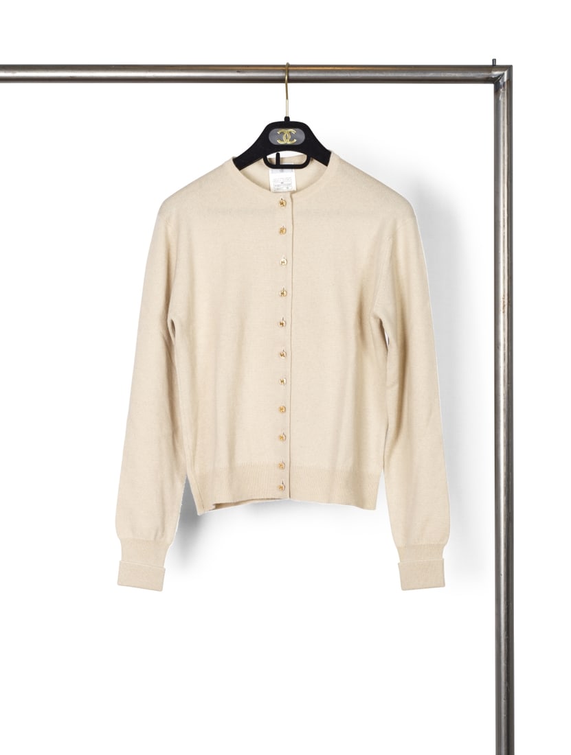 Chanel, collection Prêt-à-Porter, Automne-Hiver 1996. Cardigan en cachemire beige. Cha... (1 of 1)