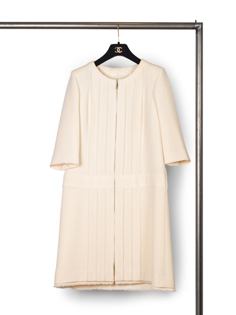 Chanel, collection Prêt-à-Porter, Croisière 2013 Versailles. Robe zippée en ...: Chanel, collection Prêt-à-Porter, Croisière 2013 Versailles. Robe zippée en laine écru. Chanel, Ready-to-Wear Collection, Cruise 2013 Versailles. Ecru wool zip-up dress. Direc