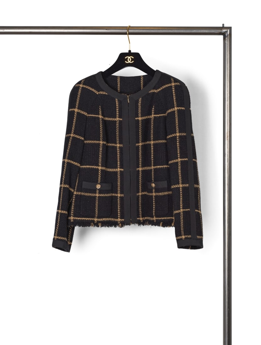 Chanel, collection Prêt-à-Porter, Automne-Hiver 2009. Veste zippée en tweed noir ...: Chanel, collection Prêt-à-Porter, Automne-Hiver 2009. Veste zippée en tweed noir chiné de lurex or à motif de carreaux. Chanel, Ready-to-Wear collection, Autumn-Winter 2009. Z
