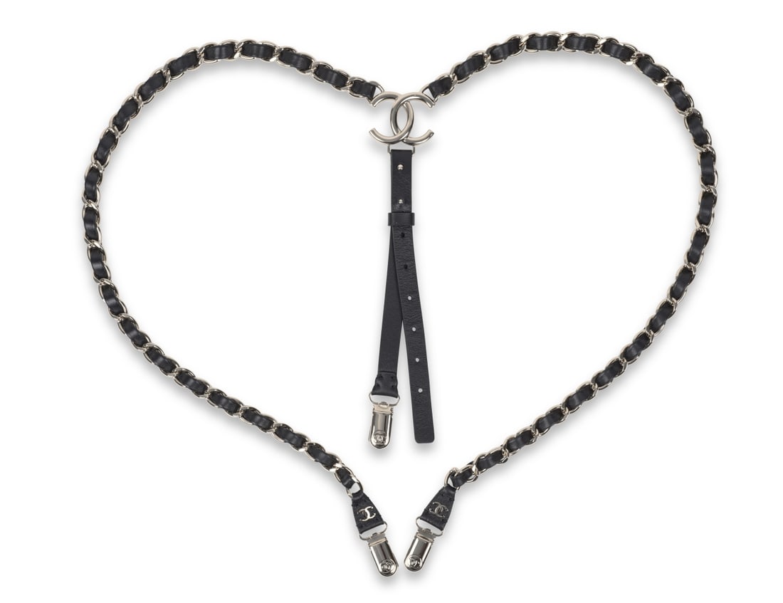 Chanel, collection Prêt à Porter, Automne/Hiver 2022. Paire de bretelles chaine en m&#...: Chanel, collection Prêt à Porter, Automne/Hiver 2022. Paire de bretelles chaine en métal argenté entrelacée de cuir noir. Chanel, Ready-to-Wear collection, Autumn/Winter 2022.