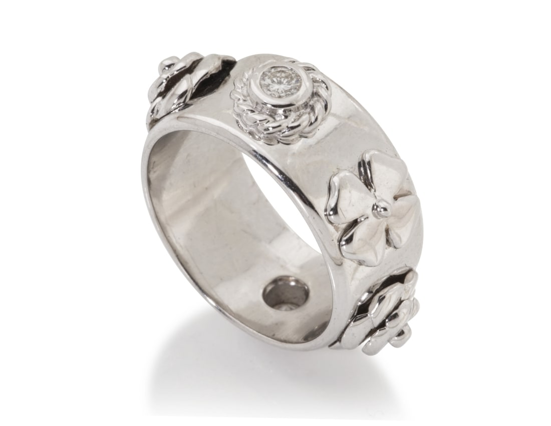 Chanel. Bague Camélia Icones en or blanc 18 carats et diamants. Chanel. Camélia Icones...: Chanel. Bague Camélia Icones en or blanc 18 carats et diamants. Chanel. Camélia Icones ring in 18-carat white gold and diamonds. Condition grade: A. Poids brut/gross weight : 10,93 gr. T 52.