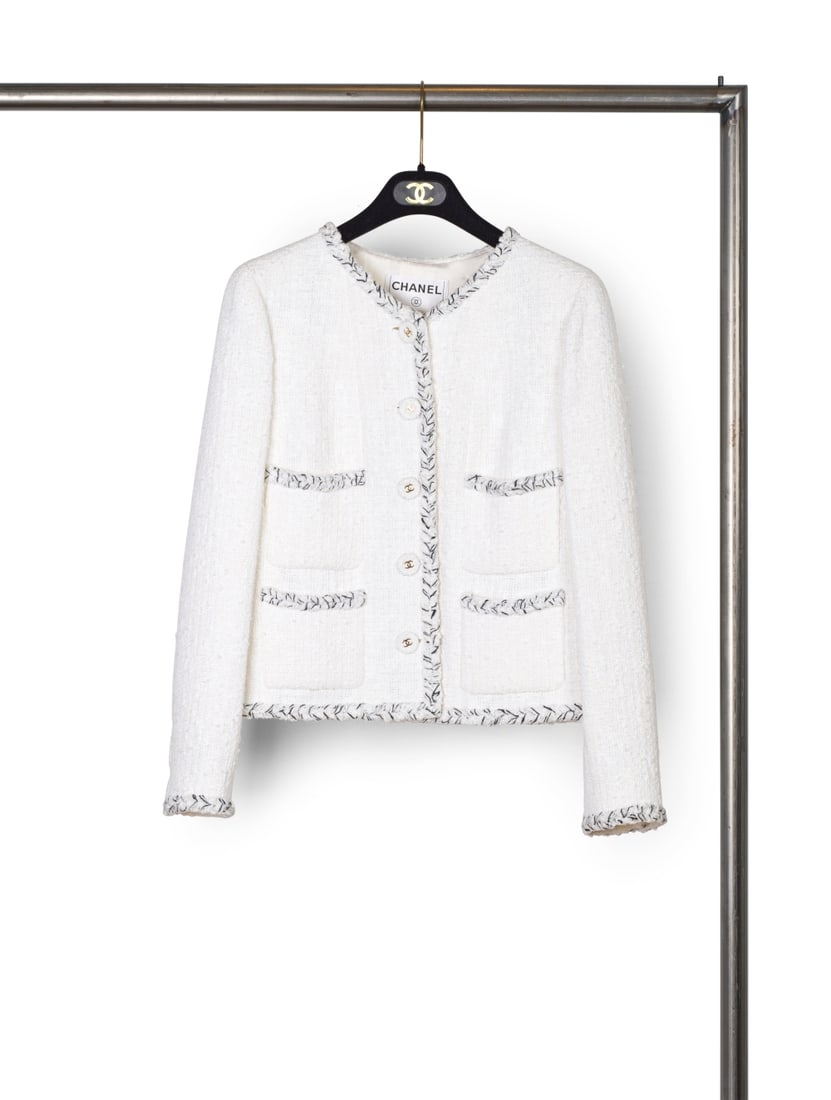 Chanel, collection Prêt-à-Porter, Printemps-Eté 2007. Veste en tweed blanc gans&#...: Chanel, collection Prêt-à-Porter, Printemps-Eté 2007. Veste en tweed blanc gansé d'une natte chinée noir. Chanel, Ready-to-Wear collection, Spring-Summer 2007. White tweed jac