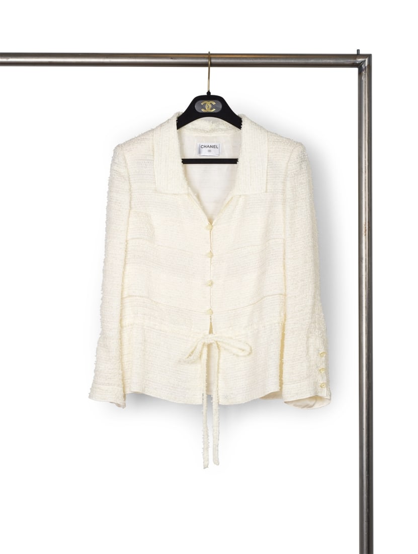 Chanel, collection Prêt-à-Porter, Printemps-Eté 2006. Veste en toile effiloch...: Chanel, collection Prêt-à-Porter, Printemps-Eté 2006. Veste en toile effilochée et volantée blanche. Chanel, Ready-to-Wear collection, Spring-Summer 2006. Jacket in white fray