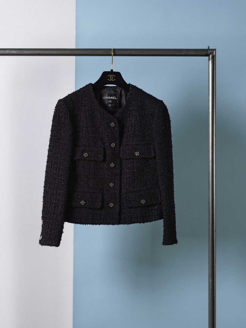 Chanel, collection Prêt-à-Porter, Automne/Hiver 2021. Veste courte en tweed noir chin&... (1 of 1)