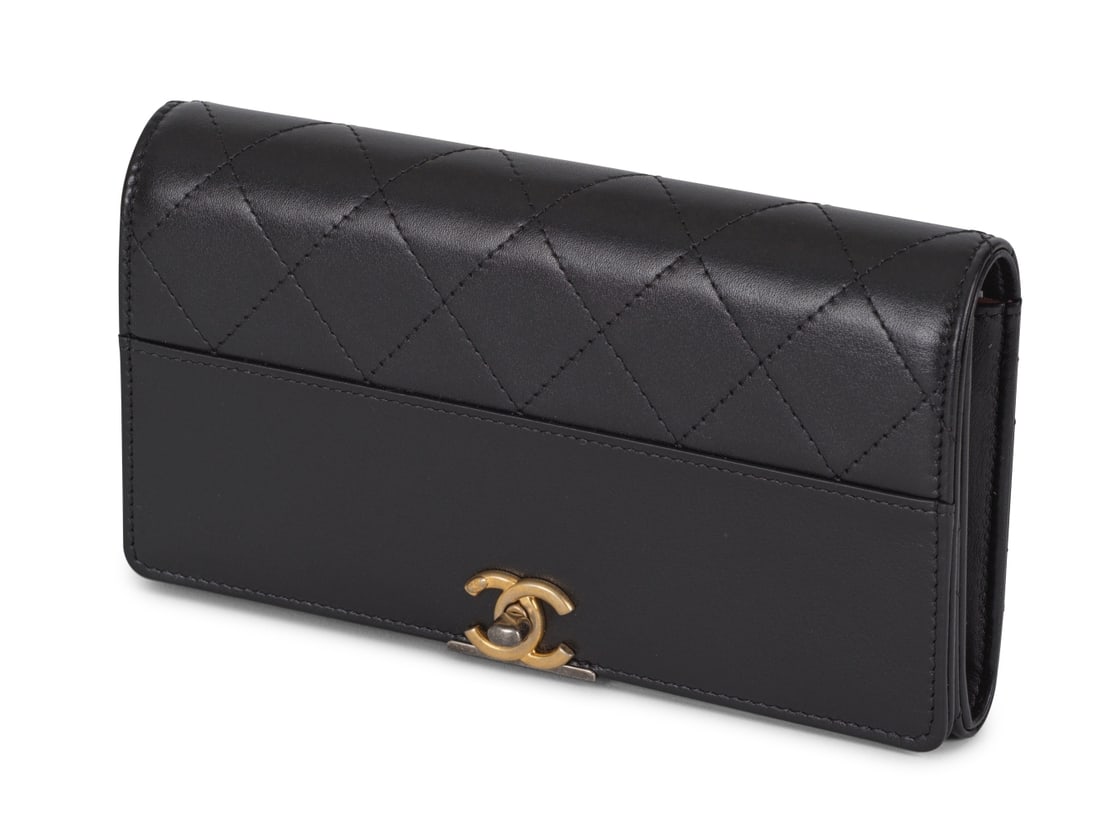 Chanel, année 2019. Portefeuille long en cuir agneau matelassé noir. Chanel, 2019. Lon...: Chanel, année 2019. Portefeuille long en cuir agneau matelassé noir. Chanel, 2019. Long wallet in black quilted lambskin leather. Directeur artistique: Karl Lagerfeld. Condition grade: A +.