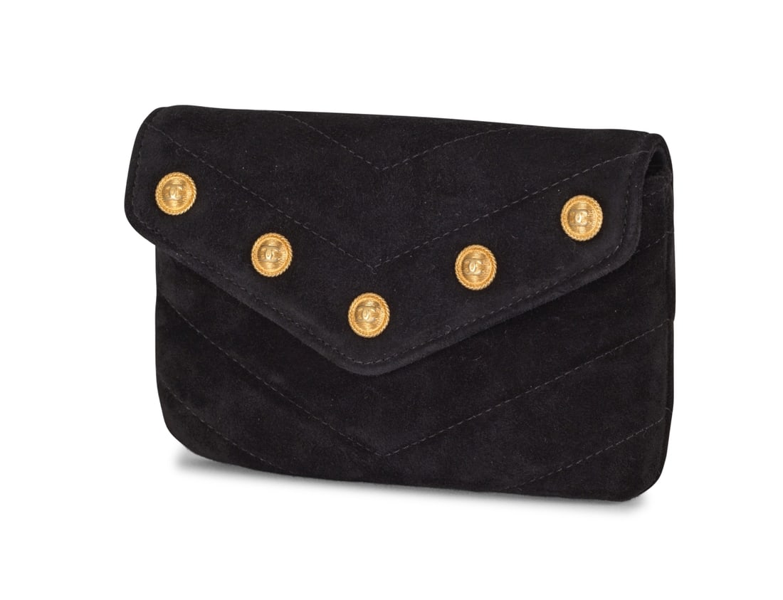 Chanel, cadeau 2019. Petite pochette en daim surpiqué noir. Chanel, Gift 2019. Small clutch...: Chanel, cadeau 2019. Petite pochette en daim surpiqué noir. Chanel, Gift 2019. Small clutch in black stitched suede. Directeur artistique: Karl Lagerfeld. Condition grade: A. 15,5 x 10 cm. Footno