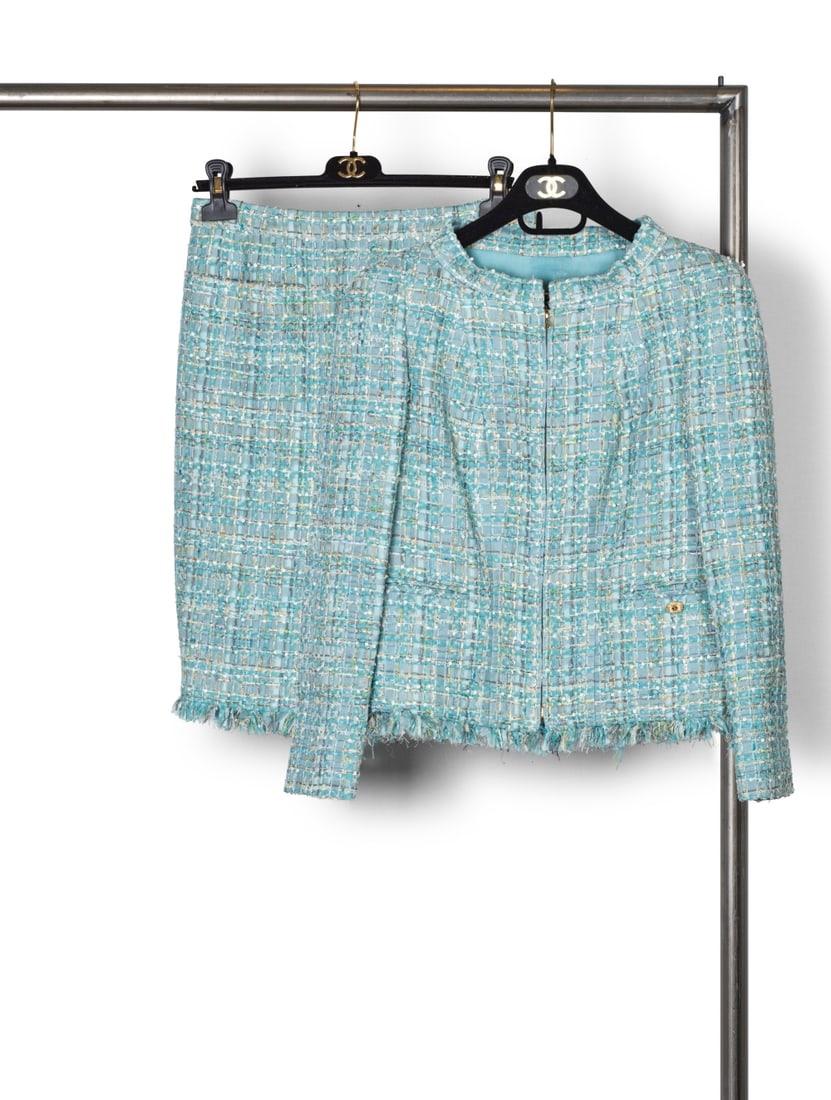 Chanel, collection Prêt-à-Porter, Printemps-Eté 2011. Tailleur zippé jupe en...: Chanel, collection Prêt-à-Porter, Printemps-Eté 2011. Tailleur zippé jupe en tweed rubans dans les tons turquoise, et sequins écru. Chanel, Ready-to-Wear collection, Spring-Su