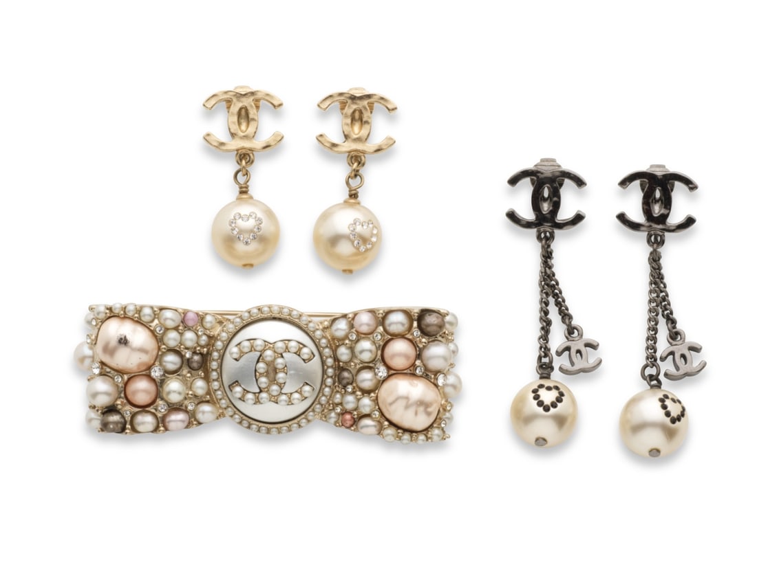 Chanel, collection Prêt à Porter Printemps/Eté 2008 et 2021. Broche Noeud et deux...: Chanel, collection Prêt à Porter Printemps/Eté 2008 et 2021. Broche Noeud et deux paires de clips d'oreilles Cœurs. Chanel, Ready-to-Wear Spring/Summer 2008 and 2021 collection. Bo