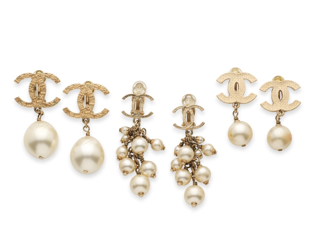 Chanel, collection Prêt à Porter Automne/Hiver 2008, Printemps/Eté 2010 et 2011. ...: Chanel, collection Prêt à Porter Automne/Hiver 2008, Printemps/Eté 2010 et 2011. Trois paires de clips d'oreilles en métal champagne ciselé et perles d'imitation. Chanel, Read