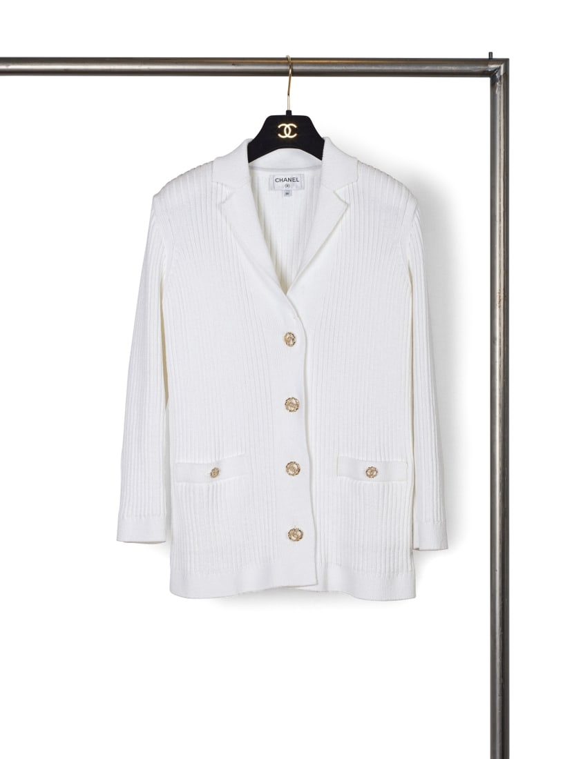 Chanel, collection Prêt-à-Porter, Printemps-Eté 2020. Long cardigan en coton stri...: Chanel, collection Prêt-à-Porter, Printemps-Eté 2020. Long cardigan en coton strié blanc. Chanel, Ready-to-Wear collection, Spring-Summer 2020. Long cardigan in white striped cotto