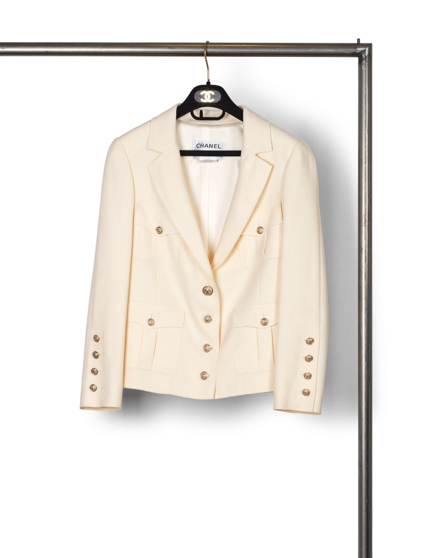 Chanel, collection Prêt-à-Porter, Printemps-Eté 2007. Veste d'inspiration saharie...: Chanel, collection Prêt-à-Porter, Printemps-Eté 2007. Veste d'inspiration saharienne en crêpe ivoire. Chanel, Ready-to-Wear collection, Spring-Summer 2007. Safari-inspired jacket i