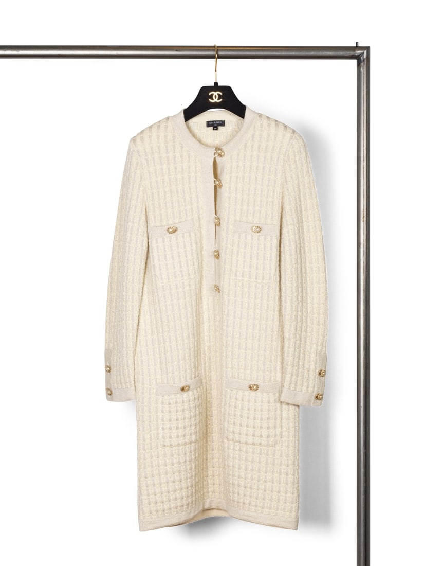 Chanel, collection Prêt-à-Porter, Automne/Hiver 2020. Robe en maille tweed ivoire et l...: Chanel, collection Prêt-à-Porter, Automne/Hiver 2020. Robe en maille tweed ivoire et lurex argent. Chanel, Ready-to-Wear collection, Autumn/Winter 2020. Ivory tweed knit dress with silver lu