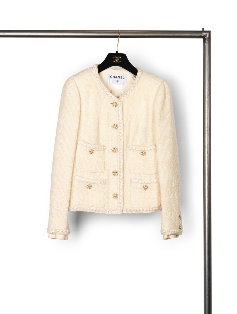 Chanel, collection Prêt-à-Porter, Automne-Hiver 2006. Veste en tweed écru gans...: Chanel, collection Prêt-à-Porter, Automne-Hiver 2006. Veste en tweed écru gansé du fil beige.. Chanel, Ready-to-Wear collection, Autumn-Winter 2006. Ecru tweed jacket trimmed with