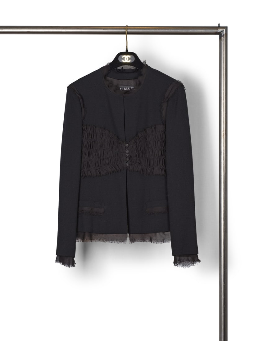 Chanel, collection Prêt-à-Porter, Printemps-Eté 2004. Veste en crêpe et mous...: Chanel, collection Prêt-à-Porter, Printemps-Eté 2004. Veste en crêpe et mousseline plissée noire. Chanel, Ready-to-Wear collection, Spring-Summer 2004. Jacket in black crepe a