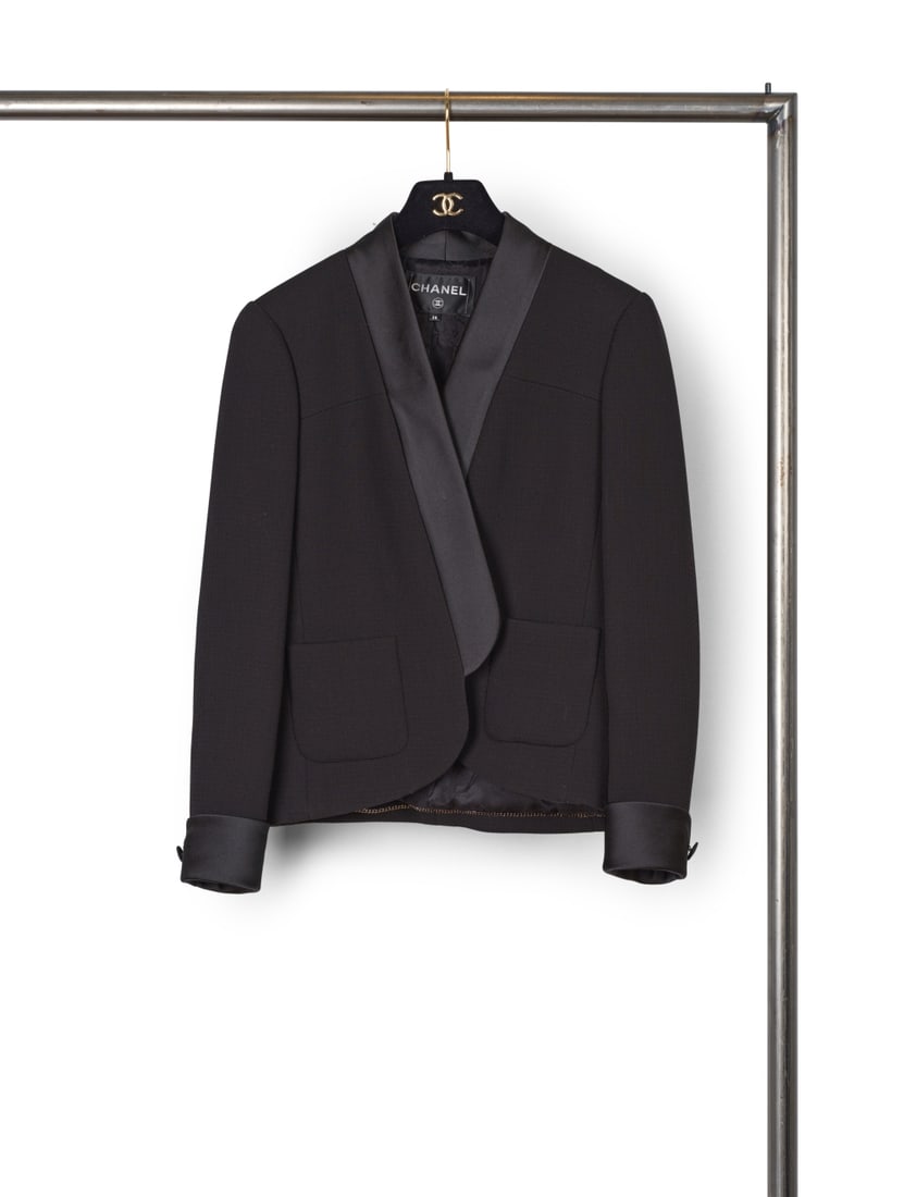 Chanel, collection Prêt-à-Porter, Printemps-Eté 2018. Veste courte façon smo...: Chanel, collection Prêt-à-Porter, Printemps-Eté 2018. Veste courte façon smoking en laine gaufré noire. Chanel, Ready-to-Wear collection, Spring-Summer 2018. Short tuxedo-styl