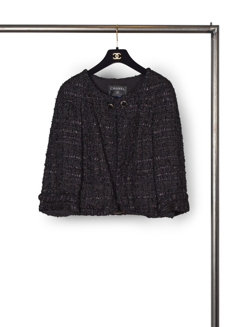 Chanel, collection Prêt-à-Porter, Automne-Hiver 2007. Veste d'inspiration cape en twee...: Chanel, collection Prêt-à-Porter, Automne-Hiver 2007. Veste d'inspiration cape en tweed effiloché brillant noir. Chanel, Ready-to-Wear collection, Autumn-Winter 2007. Cape-inspired jack