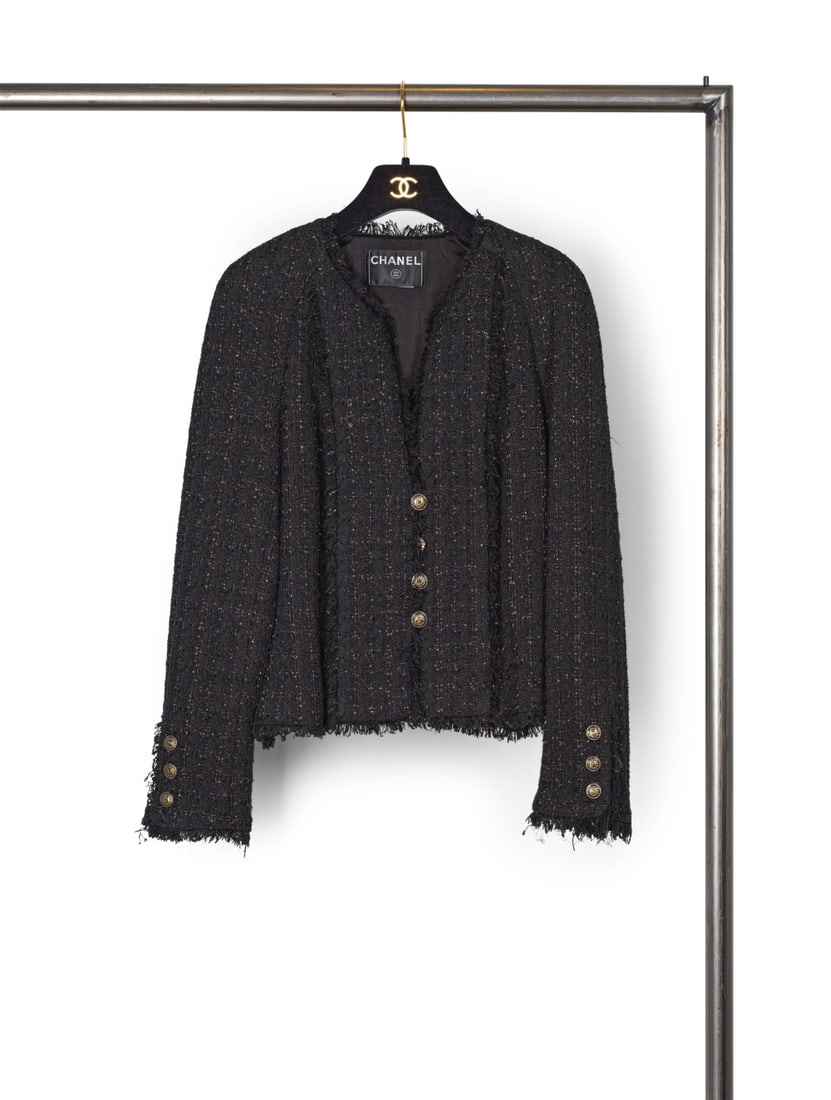 Chanel, collection Prêt-à-Porter, Automne-Hiver 2005. Veste en tweed noir et lurex bro...: Chanel, collection Prêt-à-Porter, Automne-Hiver 2005. Veste en tweed noir et lurex bronze à ganse effilochée. Chanel, Ready-to-Wear collection, Autumn-Winter 2005. Black tweed and