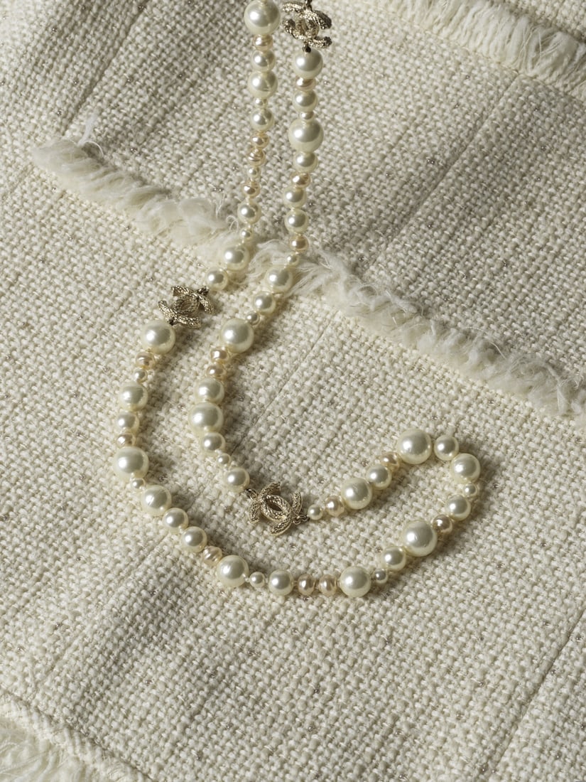 Chanel, collection Prêt à Porter Automne/Hiver 2010. Sautoir CC de perles blanches et ...: Chanel, collection Prêt à Porter Automne/Hiver 2010. Sautoir CC de perles blanches et roses d'imitation. Chanel, Ready-to-Wear Autumn/Winter 2010 collection. CC necklace of white and pink im