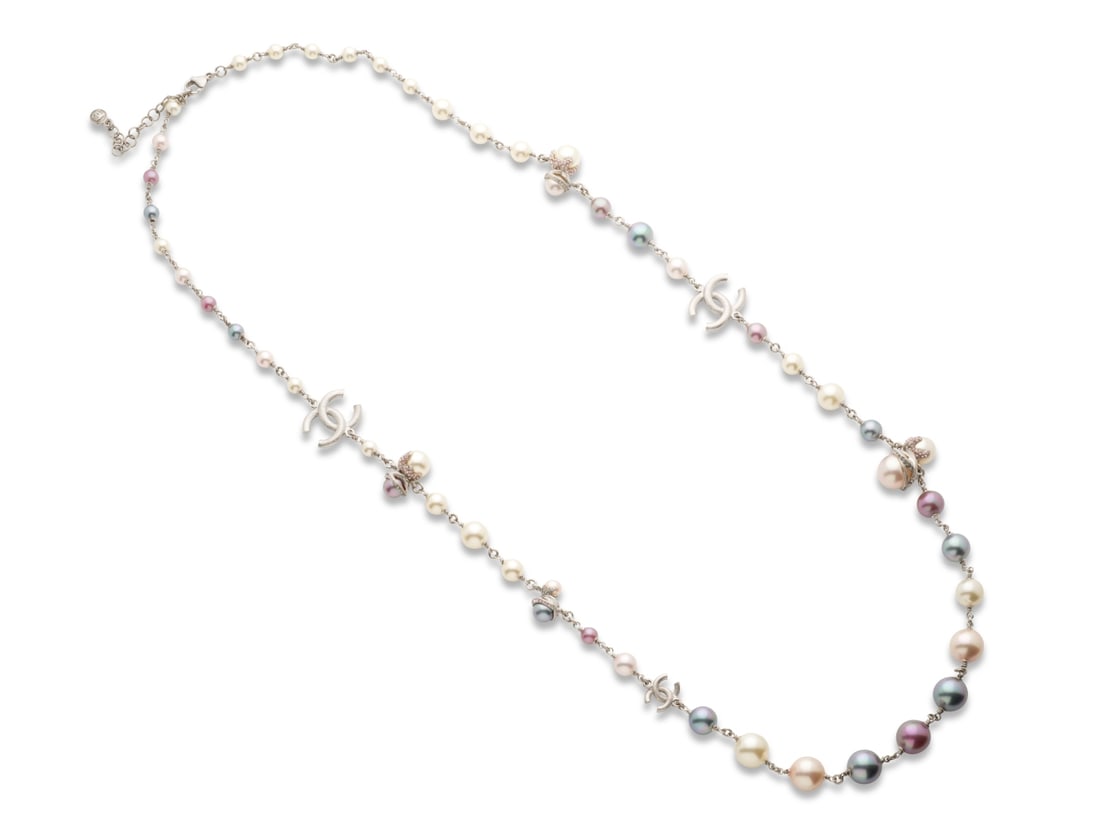 Chanel, collection Prêt à Porter Printemps/Eté 2013. Sautoir chaine de perles mul...: Chanel, collection Prêt à Porter Printemps/Eté 2013. Sautoir chaine de perles multicolores d'imitation et strass. Chanel, Ready-to-Wear Spring/Summer 2013 collection. Long necklace with