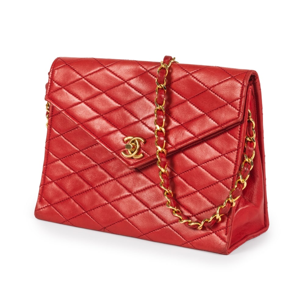 Chanel, années 1980. Sac du soir en cuir agneau matelassé rouge. Chanel, 1980s. Red qu...: Chanel, années 1980. Sac du soir en cuir agneau matelassé rouge. Chanel, 1980s. Red quilted lambskin leather evening bag. Condition grade : B. 21 x 16 x 8 cm. Footnotes: Bon état gé