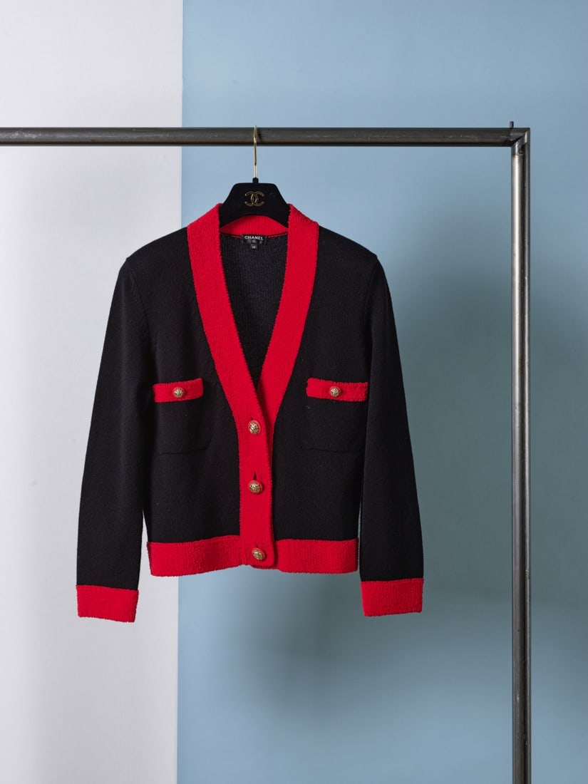 Chanel, collection Prêt-à-Porter, Automne/Hiver 2019. Gilet en cachemire et lainage no...: Chanel, collection Prêt-à-Porter, Automne/Hiver 2019. Gilet en cachemire et lainage noir gansé rouge. Chanel, Ready-to-Wear collection, Autumn/Winter 2019. Black woolen and cashmere ves