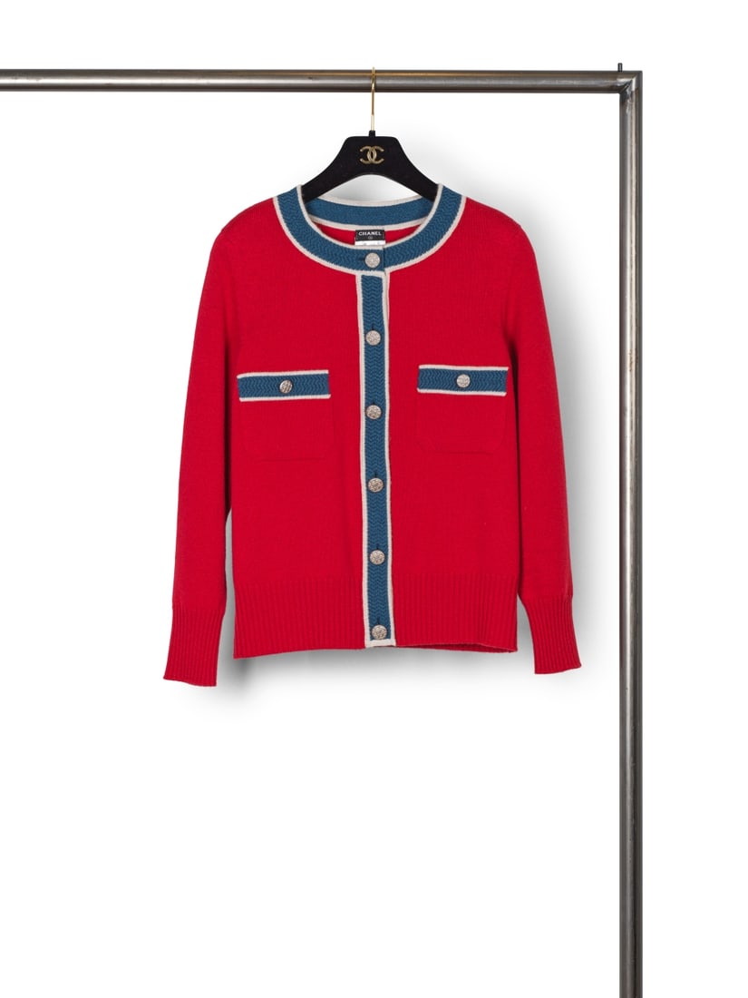 Chanel, collection Prêt-à-Porter, Croisière 2013 Versailles. Cardigan en cachemir...: Chanel, collection Prêt-à-Porter, Croisière 2013 Versailles. Cardigan en cachemire rouge gansé bleu. Chanel, Ready-to-Wear Collection, Cruise 2013 Versailles. Red cashmere cardigan