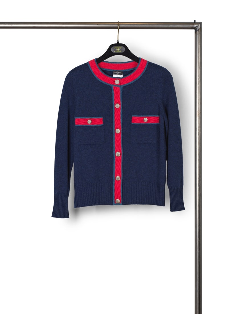 Chanel, collection Prêt-à-Porter, Croisière 2013 Versailles. Cardigan en cachemir...: Chanel, collection Prêt-à-Porter, Croisière 2013 Versailles. Cardigan en cachemire bleu pétrole gansé rouge. Chanel, Ready-to-Wear Collection, Cruise 2013 Versailles. Petrol b