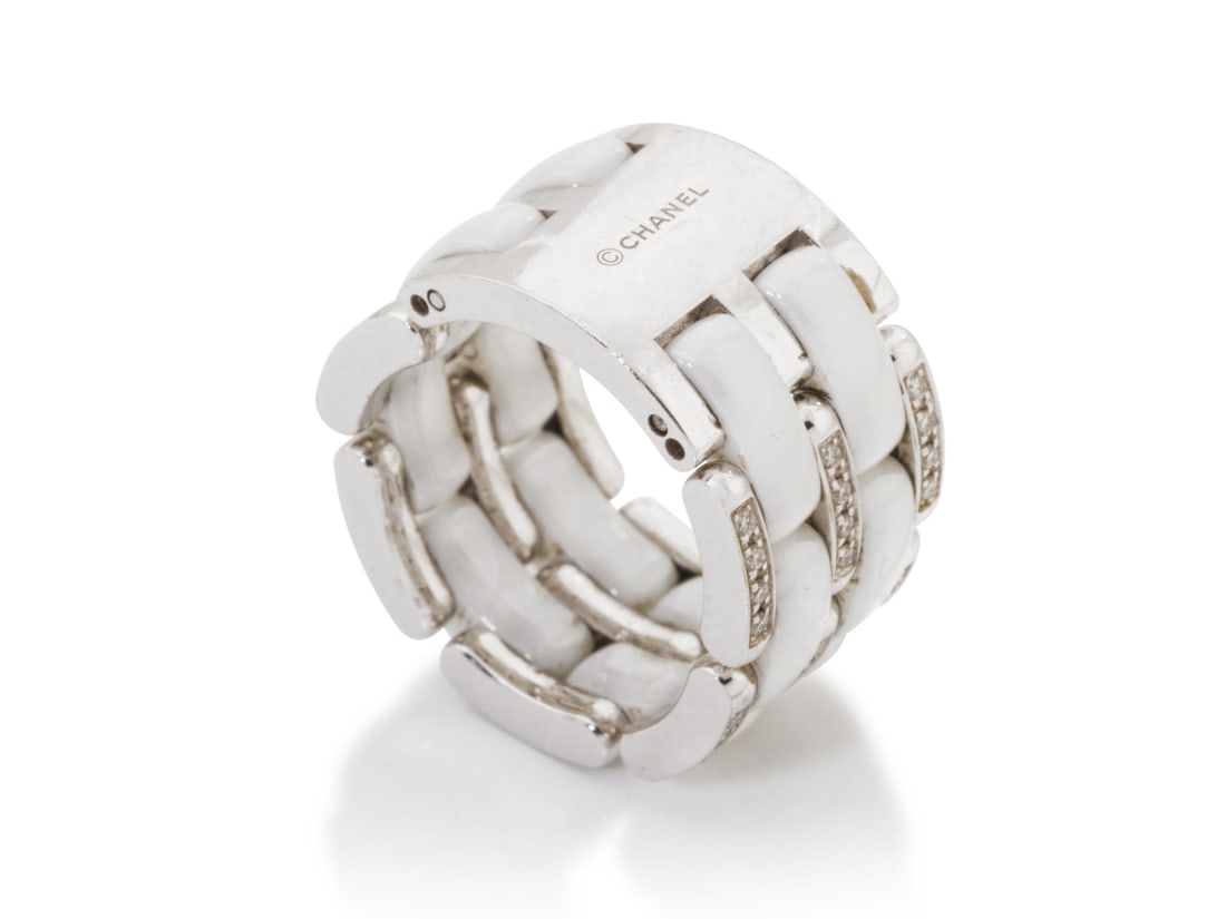 Chanel. Bague Ultra Grand Modèle en or blanc 18 carats, diamants et céramique blanche....: Chanel. Bague Ultra Grand Modèle en or blanc 18 carats, diamants et céramique blanche. Chanel. Ultra Large Model ring in 18-carat white gold, diamonds and white ceramic. Condition grade: A -