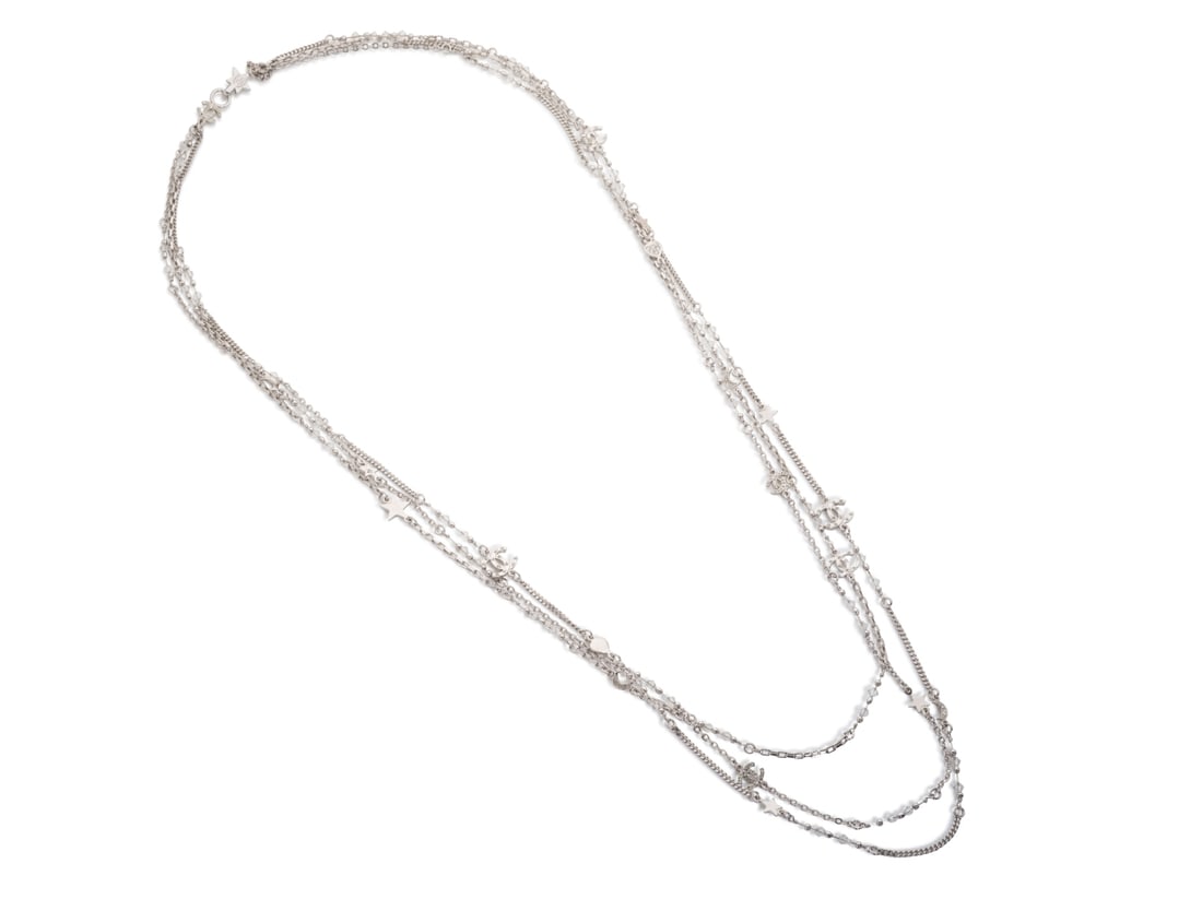 Chanel, collection Prêt à Porter, Croisière 2006. Long sautoir Nuit à 3 rang...: Chanel, collection Prêt à Porter, Croisière 2006. Long sautoir Nuit à 3 rangs de chaines en métal argenté strassé. Chanel, Ready-to-Wear collection, Cruise 2006. Lon