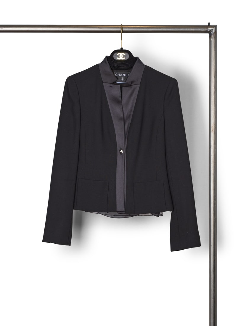 Chanel, collection Prêt-à-Porter, Automne-Hiver 2003. Veste courte façon smoking ...: Chanel, collection Prêt-à-Porter, Automne-Hiver 2003. Veste courte façon smoking en laine noire et son ton en dentelle à la couleur. Chanel, Ready-to-Wear collection, Autumn-Winter
