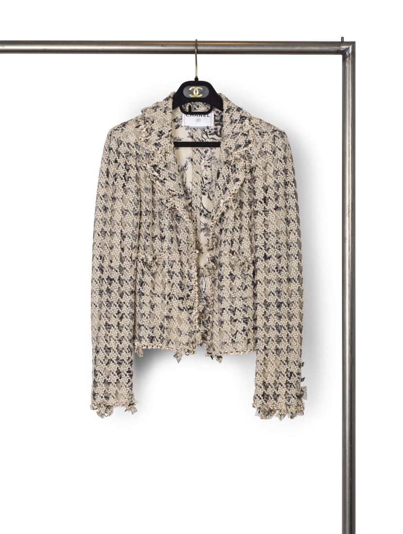 Chanel, collection Prêt-à-Porter, Croisière 2005. Veste en tweed épi de bl&#...: Chanel, collection Prêt-à-Porter, Croisière 2005. Veste en tweed épi de blé écru sur tulle noir, doublure à motif végétal. Chanel, Ready-to-Wear collection