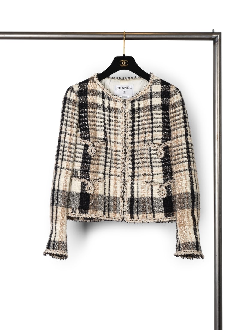 Chanel, collection Prêt-à-Porter, Automne-Hiver 2004. Veste en tweed ivoire, brun et n...: Chanel, collection Prêt-à-Porter, Automne-Hiver 2004. Veste en tweed ivoire, brun et noir à effet de carreaux. Chanel, Ready-to-Wear collection, Autumn-Winter 2004. Ivory, brown and bla