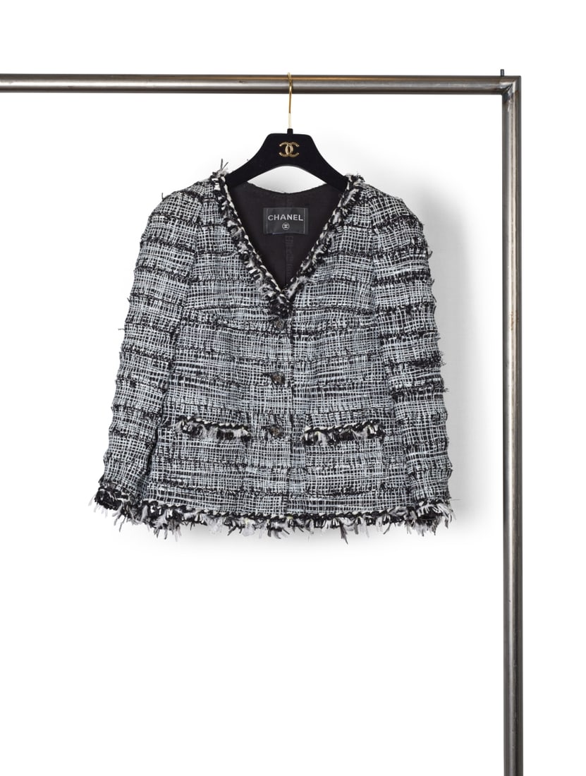 Chanel, collection Prêt-à-Porter, Printemps-Eté 2011. Veste en tweed noir et blan...: Chanel, collection Prêt-à-Porter, Printemps-Eté 2011. Veste en tweed noir et blanc à rubans à l'identique. Chanel, Ready-to-Wear collection, Spring-Summer 2011. Black and whit