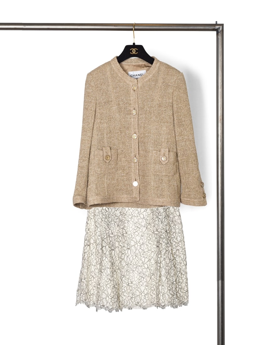 Chanel, collection Prêt-à-Porter, Croisière 2016 Paris - Seoul. Veste en tweed pe...: Chanel, collection Prêt-à-Porter, Croisière 2016 Paris - Seoul. Veste en tweed perlé paille et rose et sa jupe en guipure noir et blanc. Chanel, Ready-to-Wear Collection, Cruise 20