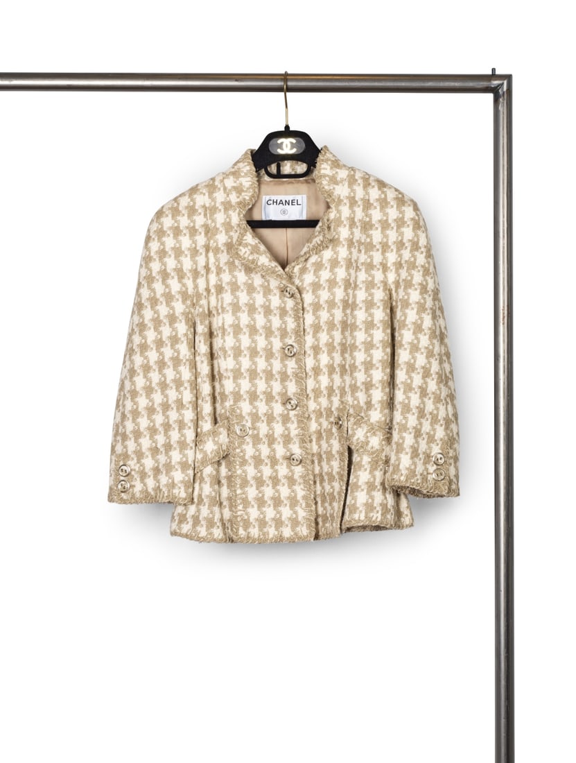 Chanel, collection Prêt-à-Porter, Printemps-Eté 2008. Veste en soie tissée f...: Chanel, collection Prêt-à-Porter, Printemps-Eté 2008. Veste en soie tissée ficelle et écru. Chanel, Ready-to-Wear collection, Spring-Summer 2008. Jacket in woven beige and ecr