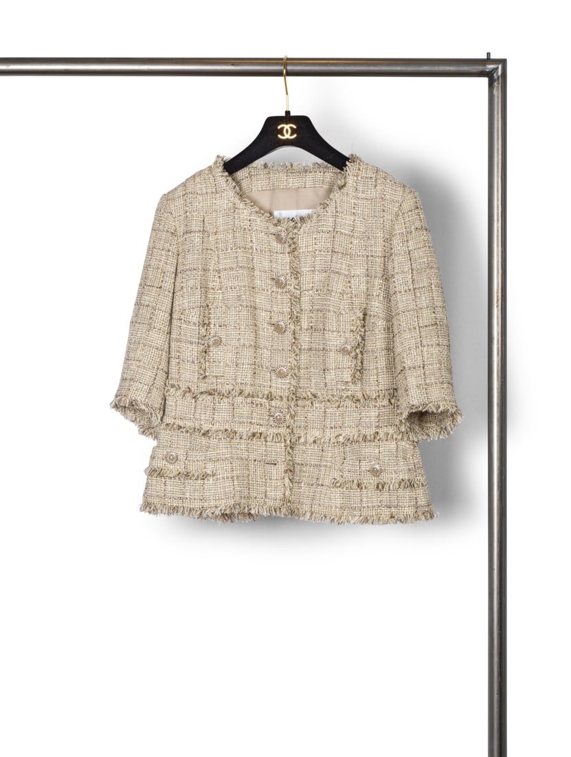 Chanel, collection Prêt à Porter, Printemps/Eté 2010. Veste en tweed fantaisie pa...: Chanel, collection Prêt à Porter, Printemps/Eté 2010. Veste en tweed fantaisie paille et lurex or, argent. Chanel, Ready-to-Wear collection, Spring/Summer 2010. Jacket in fantasy beige