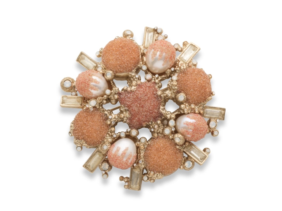 Chanel, collection Prêt à Porter Printemps/Eté 2012. Broche en métal champag...: Chanel, collection Prêt à Porter Printemps/Eté 2012. Broche en métal champagne et perles d'imitation sablées rose. Chanel, Ready-to-Wear Spring/Summer 2012 collection. Champag