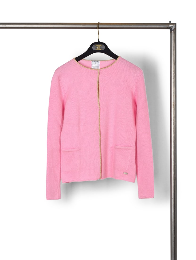 Chanel, collection Prêt-à-Porter, Croisière 2001. Cardigan en cachemire rose et l...: Chanel, collection Prêt-à-Porter, Croisière 2001. Cardigan en cachemire rose et lurex or. Chanel, Ready-to-Wear collection, Cruise 2001. Pink cashmere and gold lurex cardigan. Directeur