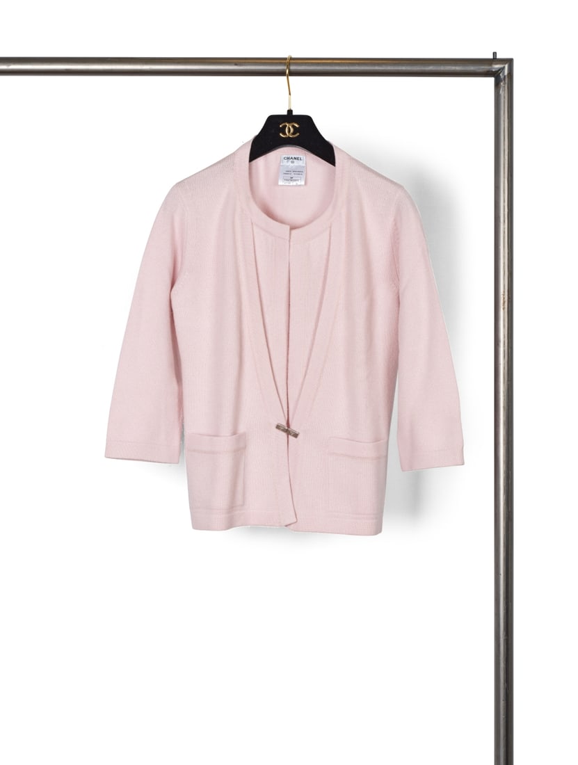 Chanel, collection Prêt-à-Porter, Printemps-Eté 2009. Cardigan en cachemire rose....: Chanel, collection Prêt-à-Porter, Printemps-Eté 2009. Cardigan en cachemire rose. Chanel, Ready-to-Wear collection, Spring-Summer 2009. Pink cashmere cardigan. Directeur artistique: Kar