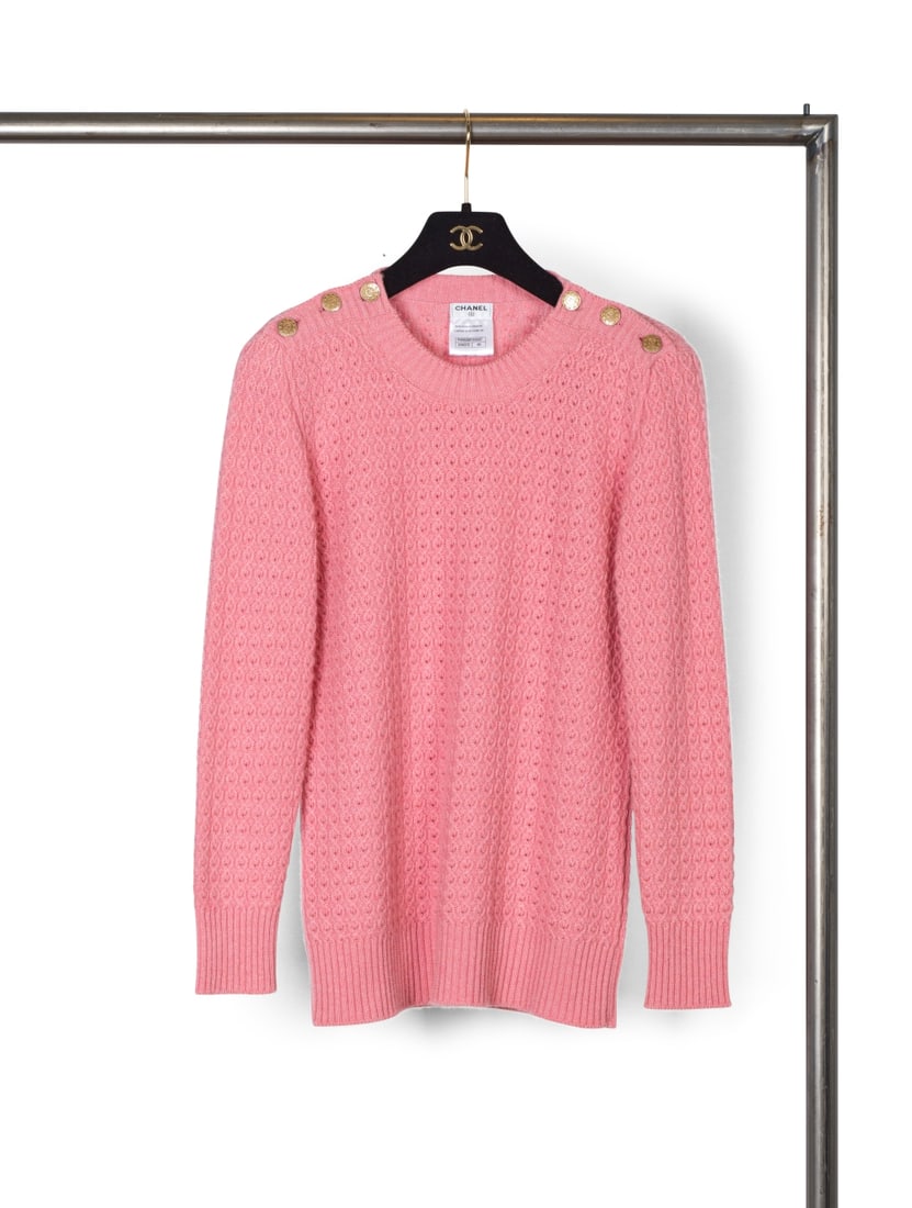 Chanel, collection Prêt-à-Porter, Printemps-Eté 2013. Pull en cachemire tissé...: Chanel, collection Prêt-à-Porter, Printemps-Eté 2013. Pull en cachemire tissé rose bonbon. Chanel, Ready-to-Wear collection, Spring-Summer 2013. Candy pink woven cashmere sweater.