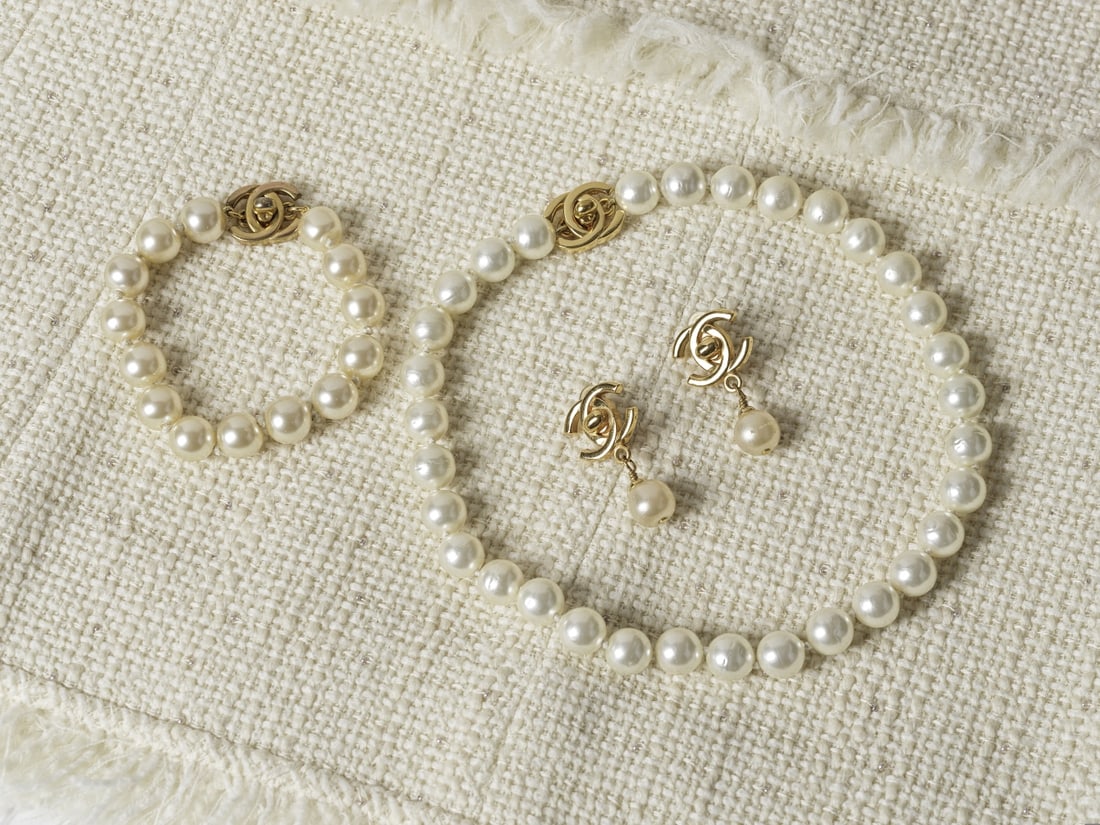 Chanel, collection Prêt à Porter Automne/Hiver 1996. Tour de cou, bracelet et clips d'...: Chanel, collection Prêt à Porter Automne/Hiver 1996. Tour de cou, bracelet et clips d'oreilles de perles XL blanches d'imitation. Chanel, Ready-to-Wear Autumn/Winter 1996 collection. Choker,